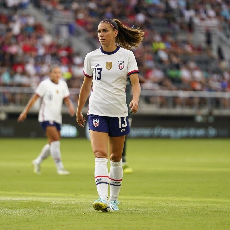 alex morgan playing soccer