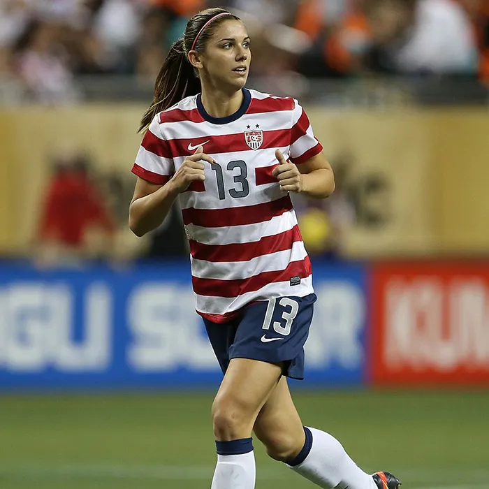 alex morgan playing soccer