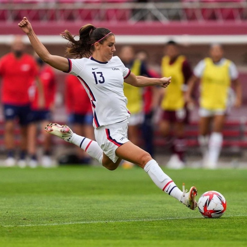 alex morgan playing soccer